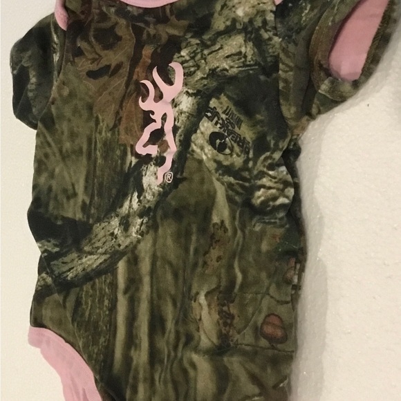 Browning Pink and Camouflage onesie with logo - Picture 4 of 4